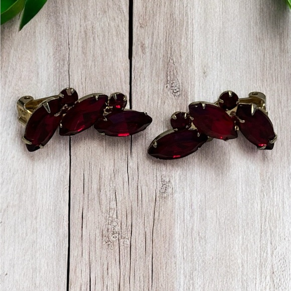 Vintage Garne Gold Tone Ruby Red Crystal Rhinestone Clip Earrings 1-1/4” - Picture 3 of 7